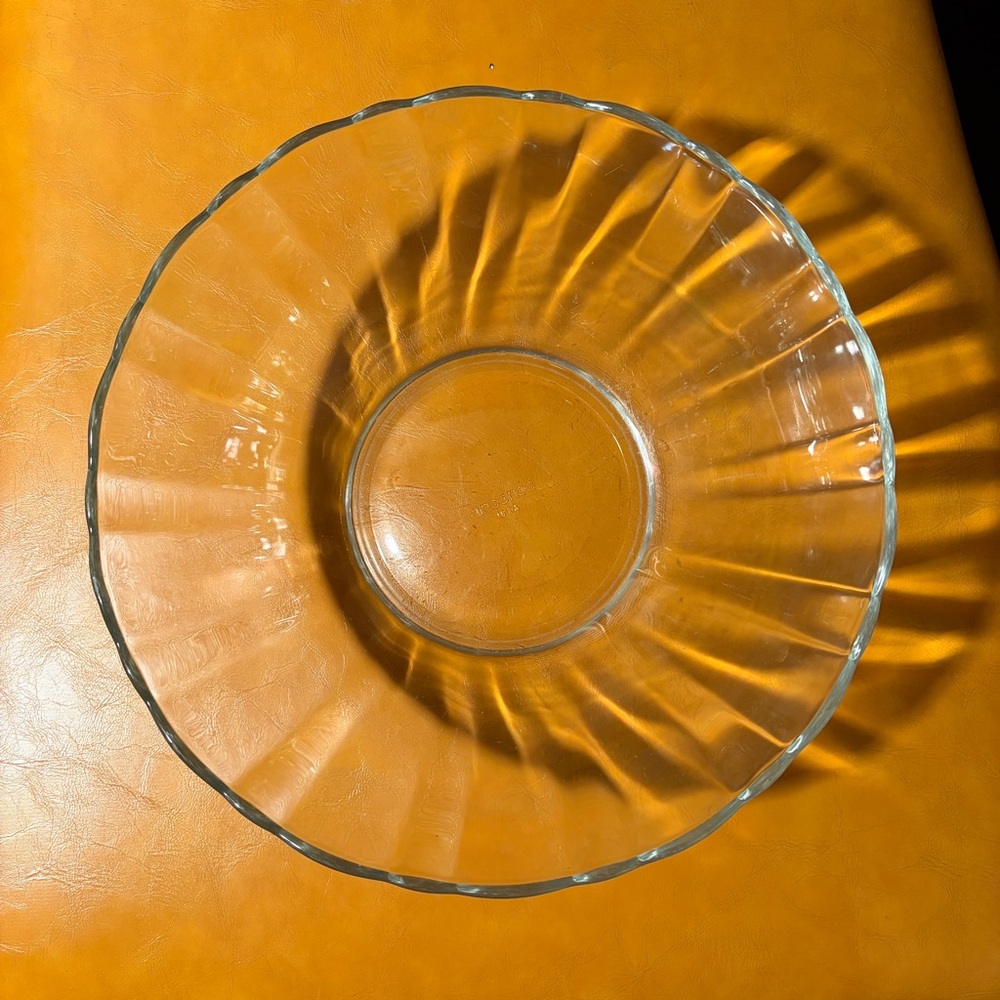 Glass bowl. Arcoroc serving bowl 9”
